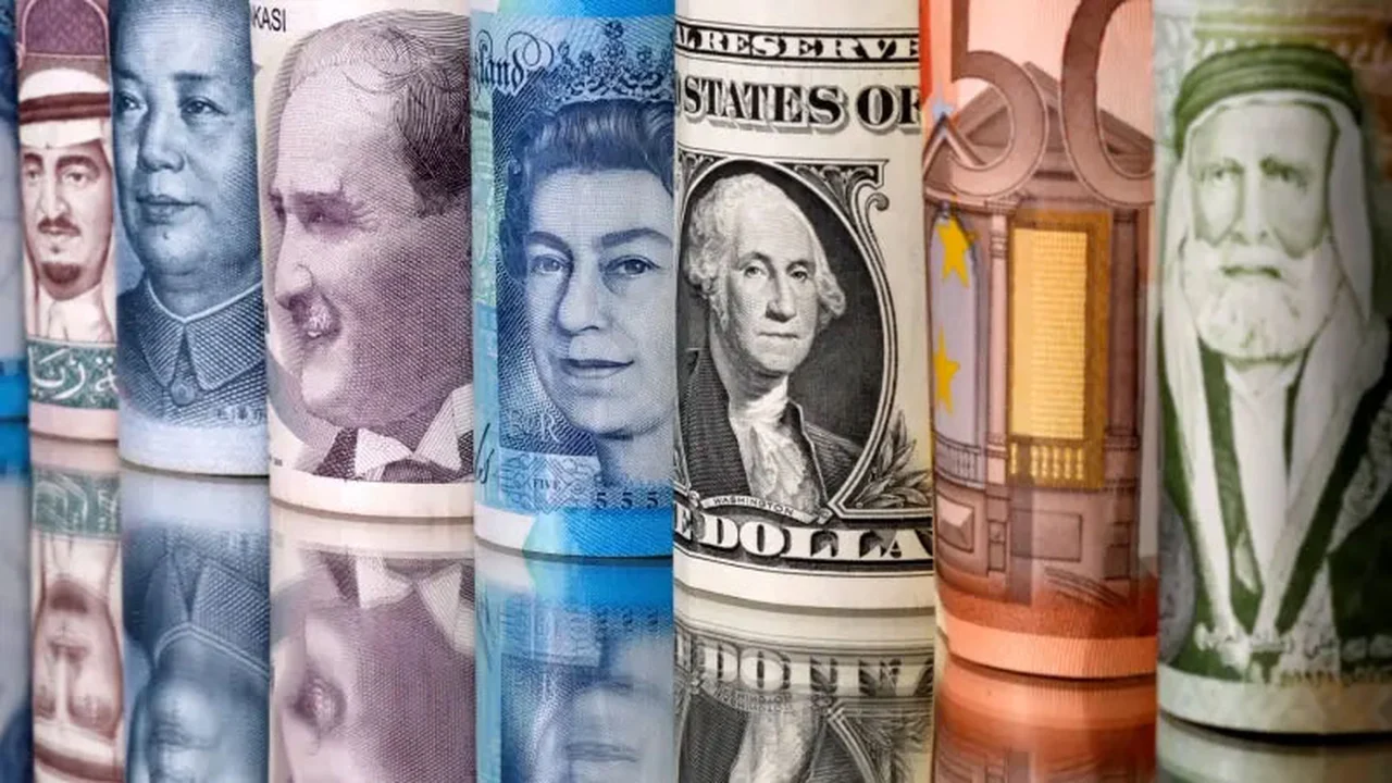 تحديثات الصرف.. تذبذب أسعار العملات الأجنبية أمام الجنيه المصري بتعاملات السبت الأسبوعية
